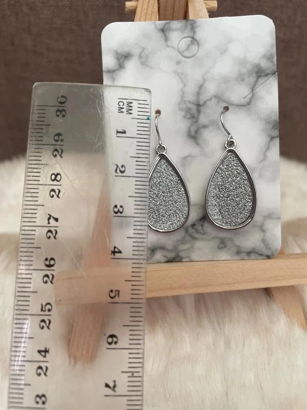 Boucles d’oreilles goutte élégante argentée pailletée – photo 2